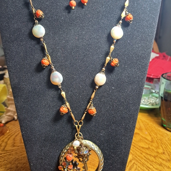 VINTAGE ASSEMBLAGE NECKLACE. - Picture 3 of 4